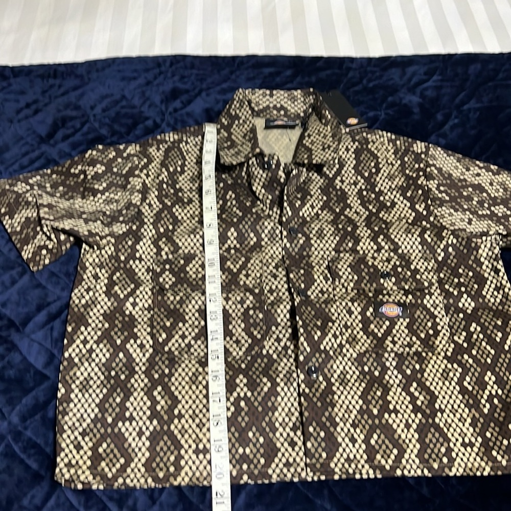 Dickies Camden Camo Snakeprint Button Up Cropped Shirt Size M NWT - Picture 6 of 8